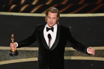Brad Pitt bantah bayar orang untuk tulis pidato
