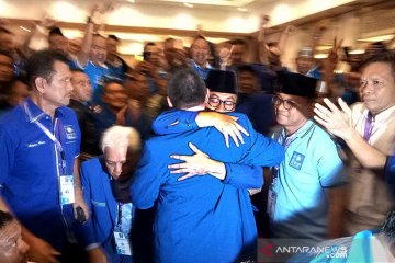 Sempat bentrok antarkubu, Mulfachri-Zulkifli akhiri dengan pelukan