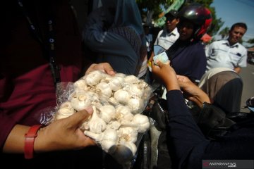 Stabilkan harga bawang putih, Bulog gelar pasar murah di Tegal