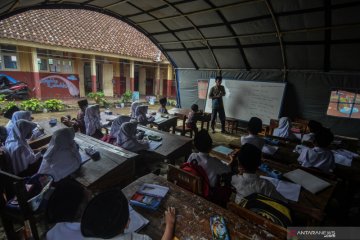 Siswa belajar di bawah tenda darurat