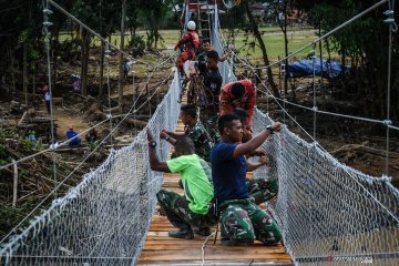 TNI bangun jembatan gantung di lokasi banjir bandang Lebak