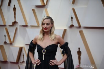 Margot Robbie akan bintangi film baru dengan Christian Bale