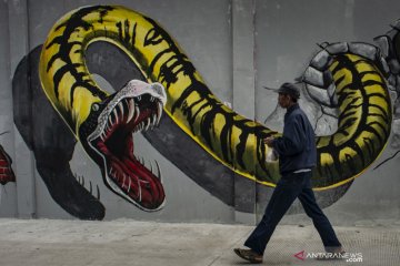 Warna-warni mural di bantaran kali Opak Jakarta