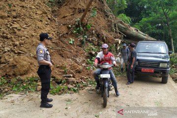 Jalan antar desa di Kadupandak-Cianjur tertutup longsor