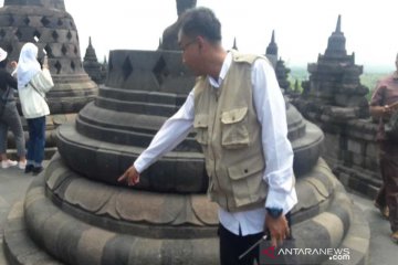 Ribuan noda permen karet menempel di batuan Candi Borobudur