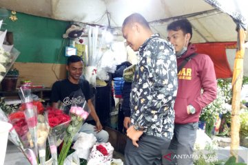 Pemesan bunga di Pasar Cikini didominasi pegawai kantoran
