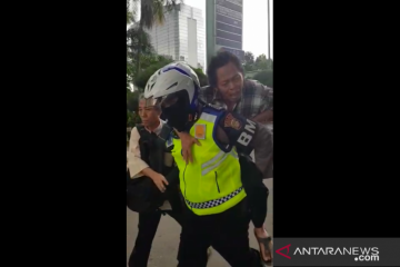 Polisi lalu lintas gendong penderita sakit jantung jadi viral