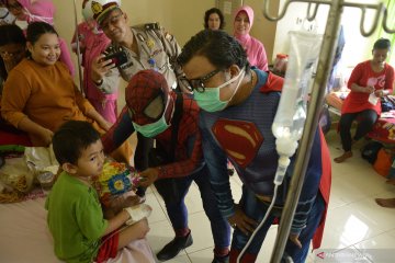 Superhero hibur pasien anak