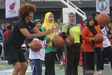 Pelatih profesional NBA latih guru olahraga di Kediri