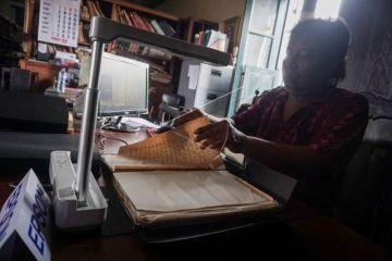 Digitalisasi naskah koleksi perpustakaan Reksa Pustaka
