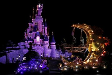 Disney tutup taman hiburan di California, Florida karena virus corona