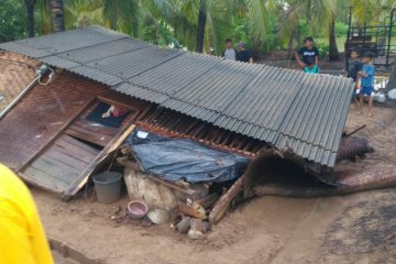 Langkisau robohkan rumah di Desa Cimrutu Cilacap