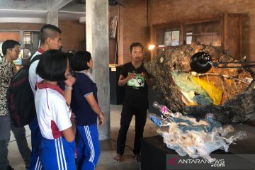 Puluhan karya seni dari sampah dipamerkan di Yayasan Manik Bumi