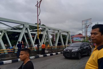 Seorang pria tak dikenal panjat jembatan Andalas Padang