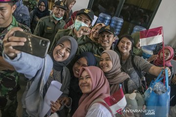 Isak tangis dan senyuman hiasi wajah WNI yang pulang dari Natuna