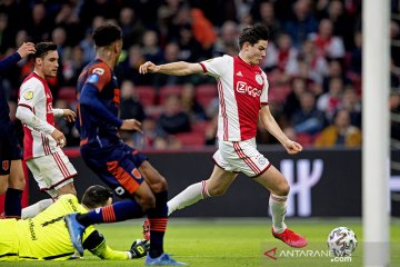 Ajax lumat tim juru kunci RKC Waalwijk 3-0