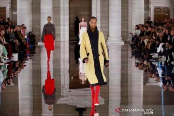 Rancangan Victoria Beckham di London Fashion Week