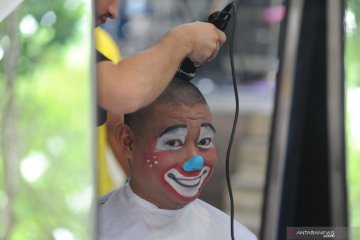 Badut donasi anak penderita kanker