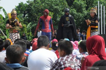 Super hero mendongeng