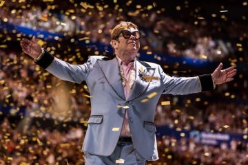 Elton John minta maaf setelah hentikan konser di Selandia Baru