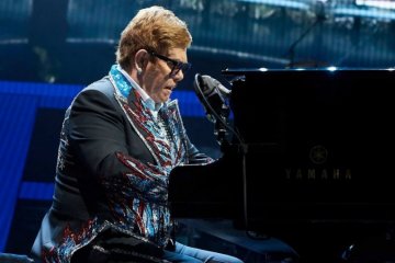 Elton John tinggalkan panggung karena pneumonia