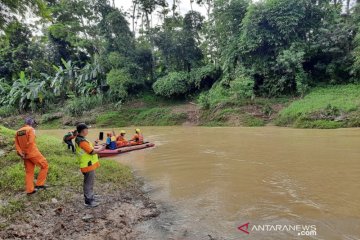 Tim SAR Bandung masih lakukan pencarian satu dari dua anak yang hanyut