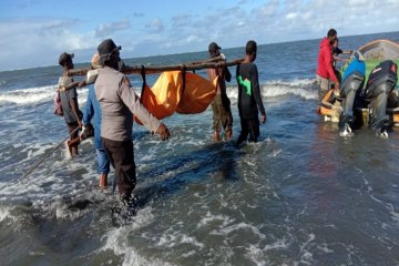 Tim gabungan evakuasi korban laka di perairan Pantai Powai, Papua