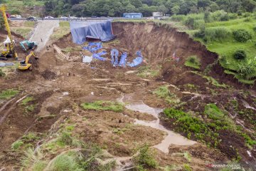 Perbaikan area terdampak longsor di Bandung Barat