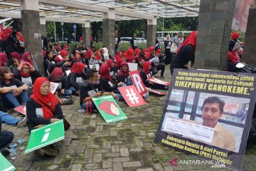 Ratusan mak pendukung Eri Cahyadi demo di Bawaslu Surabaya