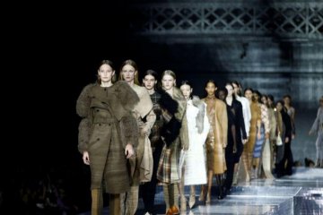 Koleksi terbaru Burberry yang terinspirasi dari koleksi lama