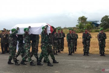 Jenazah anggota TNI korban jatuhnya helikopter tiba di Sorong