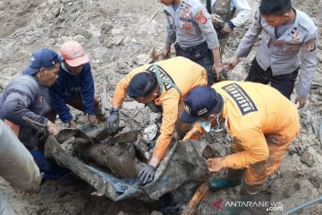 Seorang warga ditemukan tewas tertimbun tanah longsor di Garut