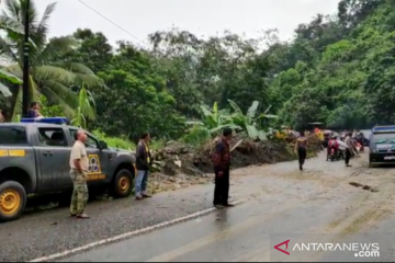 100 warga lebih terisolasi akibat longsor di Kabupaten Solok, Sumbar