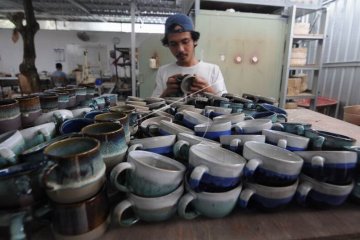 Kerajinan cangkir dari tanah liat