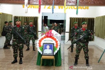 Jenazah Praka Anumerta Risno disemayamkan semalam di Yonif 725/Wrg