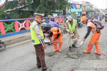 Penutupan Simpang Pupar Cakung imbas jalan berlubang