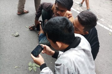 Tak kebagian tiket, pendukung Persebaya nonton lewat ponsel