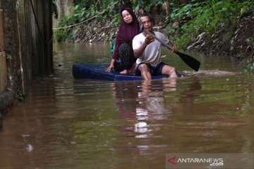 Hujan masih membayangi wilayah Jakarta pada Jumat pagi