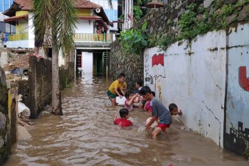 Rumah penduduk di Cawang terendam banjir 1,5 meter