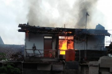 Penghuni antar kue, rumah ludes terbakar di Jaktim