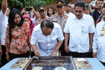 Wamendes PDTT resmikan jembatan di perkampungan transmigrasi di Sulbar