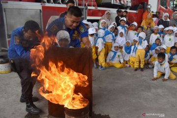 Edukasi pemadaman kebakaran pada siswa TK