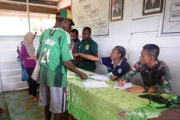 Prajurit TNI beri layanan kesehatan warga di kampung Ulkubi