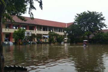 Banjir akibat hujan semalaman genangi SMPN 34 Semarang