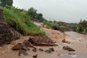 Tanggul sungai di Kudus jebol lagi sepanjang 10 meteran