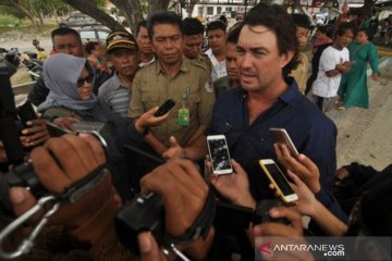 Matt Wright gagal selamatkan buaya terjerat ban