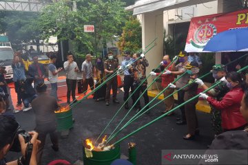 Kejaksaan Bekasi musnahkan ribuan barang bukti hasil kejahatan