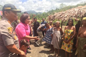 Suku Tugutil di pedalaman Pulau Halmahera mendapat bantuan polisi