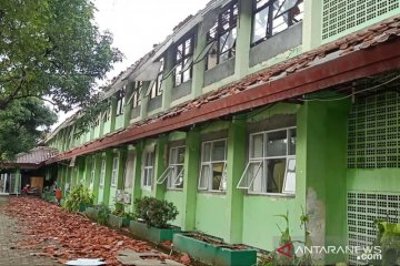 Delapan dari 17 ruang kelas SMKN 24 Bambu Apus ambruk