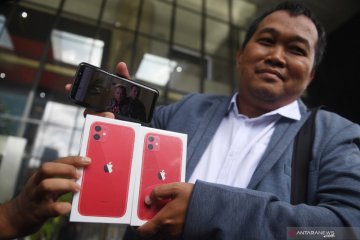 MAKI datangi KPK bawa iPhone 11 dan laporan aset diduga milik Nurhadi